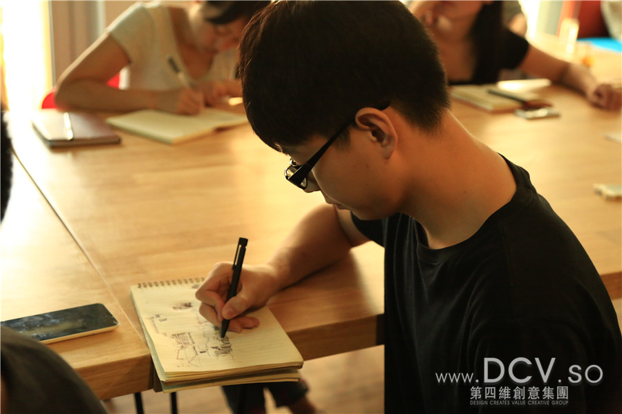 DCV第四维设计课堂“绘出多维空间”手绘学习课程在多功能厅开课啦~~~